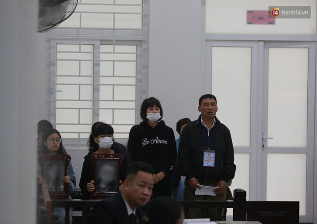 Xét xử vụ chồng sát hại vợ con vì nghĩ bé 2 tuổi không phải con đẻ: Bị cáo nhìn di ảnh 2 mẹ con, cúi gập người xin lỗi gia đình vợ-2