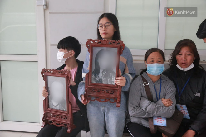 Xét xử vụ chồng sát hại vợ con vì nghĩ bé 2 tuổi không phải con đẻ: Bị cáo nhìn di ảnh 2 mẹ con, cúi gập người xin lỗi gia đình vợ-4