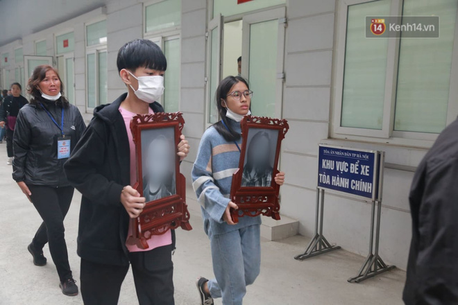 Xét xử vụ chồng sát hại vợ con vì nghĩ bé 2 tuổi không phải con đẻ: Bị cáo nhìn di ảnh 2 mẹ con, cúi gập người xin lỗi gia đình vợ-5