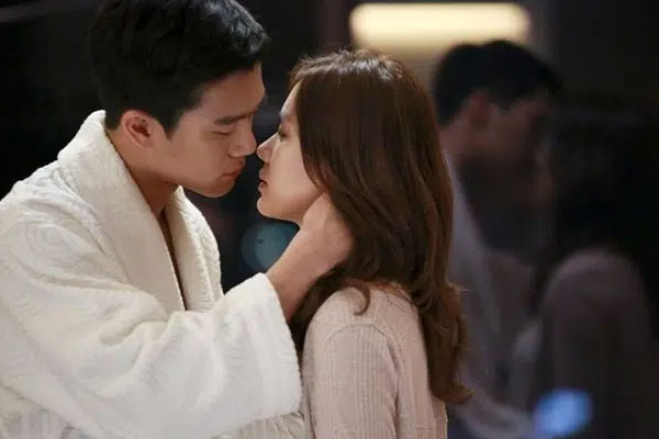 Sau nửa năm xa nhà, đêm đầu tiên đoàn tụ vợ khăng khăng đòi tắt đèn tối thui, khi nhìn dấu vết lạ trên cơ thể cô ấy mà tôi choáng váng-1