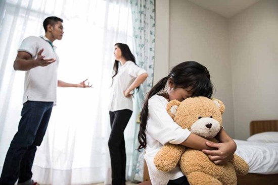 Kết hôn 7 năm, chồng chửi mắng vợ trước mặt con 