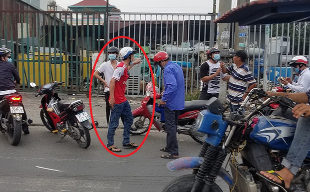 Rút gậy dọa đánh người ngăn cản sau va chạm giao thông, thanh niên bị dân vây đánh túi bụi ở Sài Gòn-1
