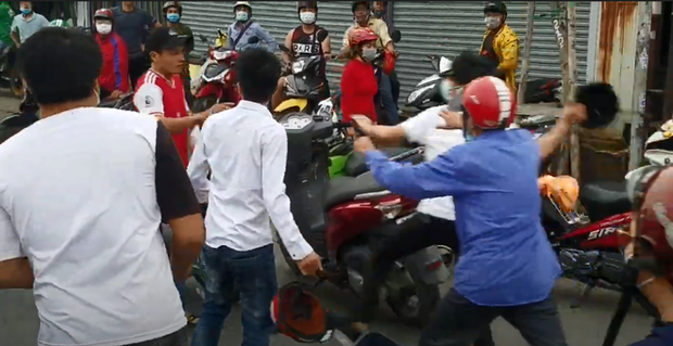 Rút gậy dọa đánh người ngăn cản sau va chạm giao thông, thanh niên bị dân vây đánh túi bụi ở Sài Gòn-2