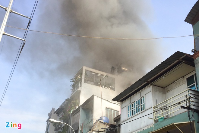 Cháy nhà giữa trung tâm TP.HCM, người dân ôm tài sản tháo chạy-1