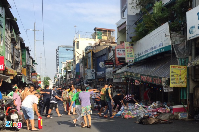 Cháy nhà giữa trung tâm TP.HCM, người dân ôm tài sản tháo chạy-2