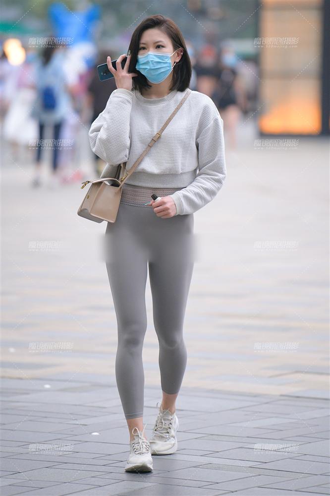 Tuyển tập loạt quần legging nhức mắt của các chị em, điểm nhạy cảm lộ rõ mồn một khiến dân tình đỏ mặt-4