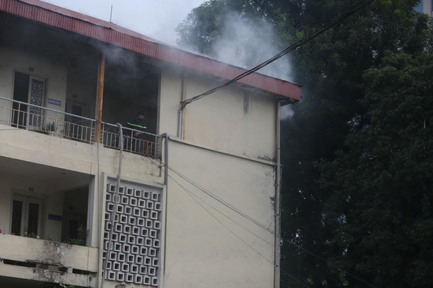 Hà Nội: Cháy tầng 4 tòa nhà nằm trong khuôn viên Bộ Xây dựng-2