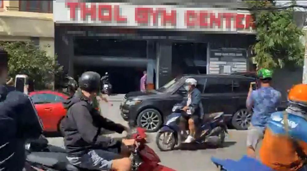 Nguyễn Sin đã đến nói chuyện với Gymer Duy Nguyễn, phòng tập đóng kín cửa, hàng trăm người đứng hóng-4