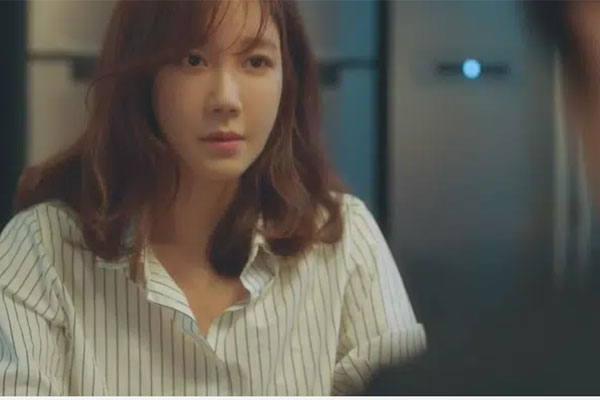 Trong lễ cưới, đang bái gia tiên thì chị dâu lăn đùng ra ngất, nhờ chai dầu gió mẹ tôi mang đến mà bí mật anh chị giấu giếm đã bị phơi bày-2