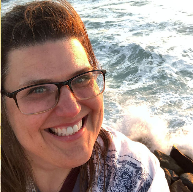 Mắc chứng rối loạn hành vi giấc ngủ, người phụ nữ này thường bị mộng du và rơi vào những tình huống đáng sợ-1