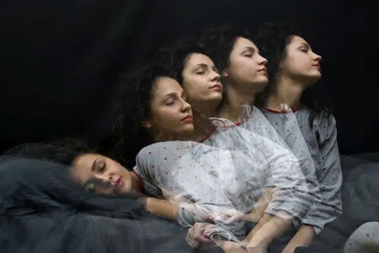 Mắc chứng rối loạn hành vi giấc ngủ, người phụ nữ này thường bị mộng du và rơi vào những tình huống đáng sợ