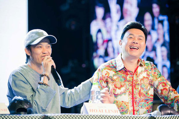 Nhói lòng khoảnh khắc Việt Hương vừa ôm động viên Hoài Linh, vừa quay mặt gạt nước mắt trong đám tang cố nghệ sĩ Chí Tài-2