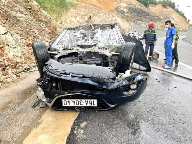 Quảng Ninh: Ô tô Mazda bốc cháy dữ dội sau khi bị lật, tài xế tử vong tại chỗ, 2 người phụ nữ bị thương-1