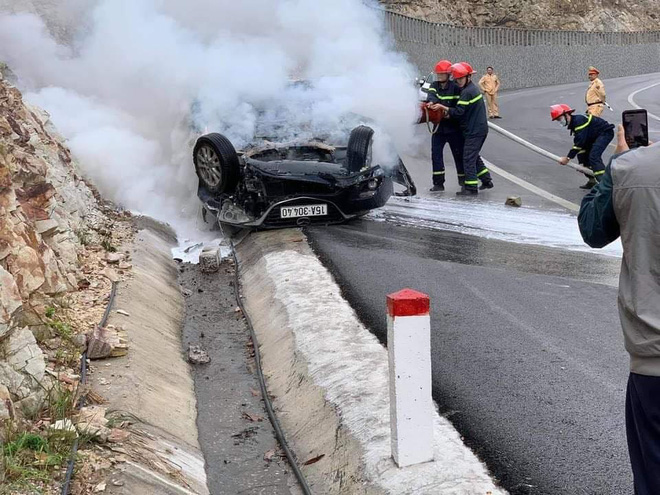 Quảng Ninh: Ô tô Mazda bốc cháy dữ dội sau khi bị lật, tài xế tử vong tại chỗ, 2 người phụ nữ bị thương-2