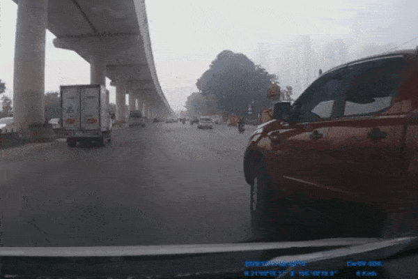 CLIP: CSGT vụt vỡ gương xe bán tải vì yêu cầu dừng nhưng tài xế cố tình đánh võng