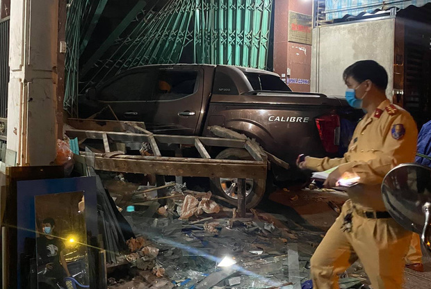 Clip: Tài xế say rượu lái ô tô điên đâm sập cửa, lao thẳng vào nhà dân giữa đêm khuya-2