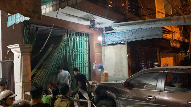 Clip: Tài xế say rượu lái ô tô điên đâm sập cửa, lao thẳng vào nhà dân giữa đêm khuya-3