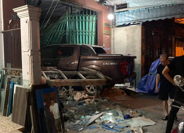 Clip: Tài xế say rượu lái ô tô điên đâm sập cửa, lao thẳng vào nhà dân giữa đêm khuya-4