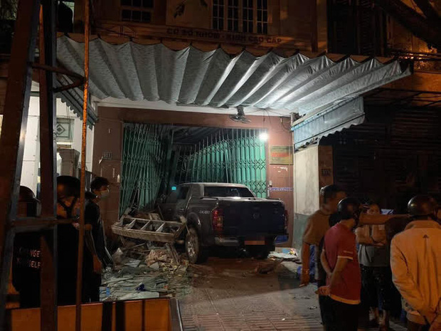 Clip: Tài xế say rượu lái ô tô điên đâm sập cửa, lao thẳng vào nhà dân giữa đêm khuya-5