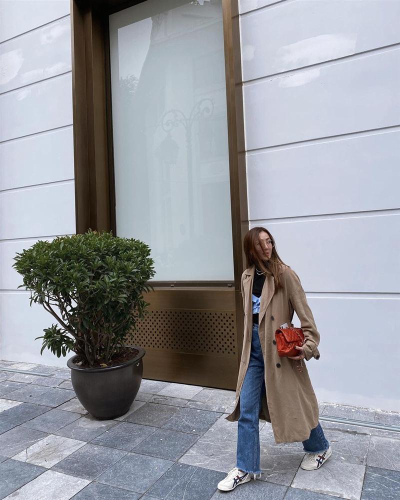 4 kiểu quần được sao Vbiz diện với áo khoác dáng dài để trông cao thêm ít nhất 5 phân chứ không bị lùn một mẩu-2