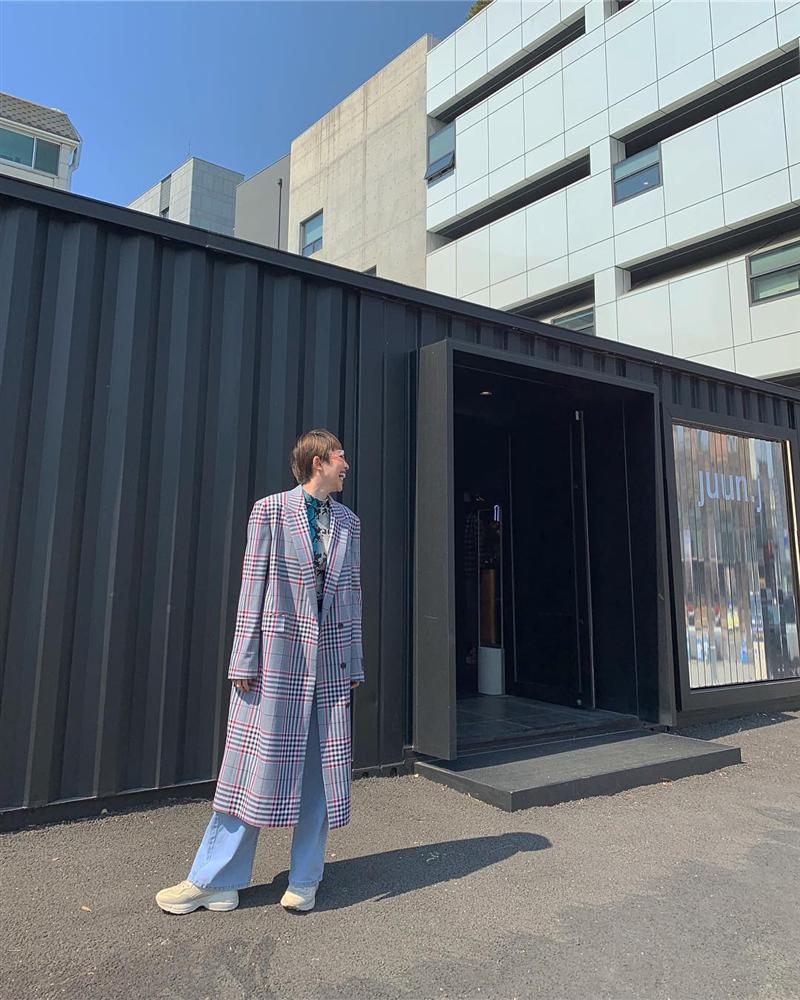 4 kiểu quần được sao Vbiz diện với áo khoác dáng dài để trông cao thêm ít nhất 5 phân chứ không bị lùn một mẩu-5