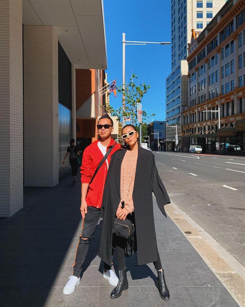 4 kiểu quần được sao Vbiz diện với áo khoác dáng dài để trông cao thêm ít nhất 5 phân chứ không bị lùn một mẩu-6