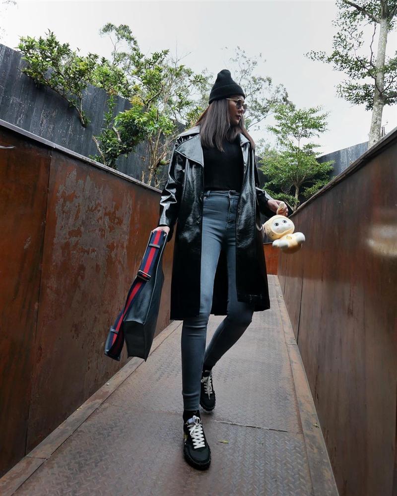 4 kiểu quần được sao Vbiz diện với áo khoác dáng dài để trông cao thêm ít nhất 5 phân chứ không bị lùn một mẩu-8