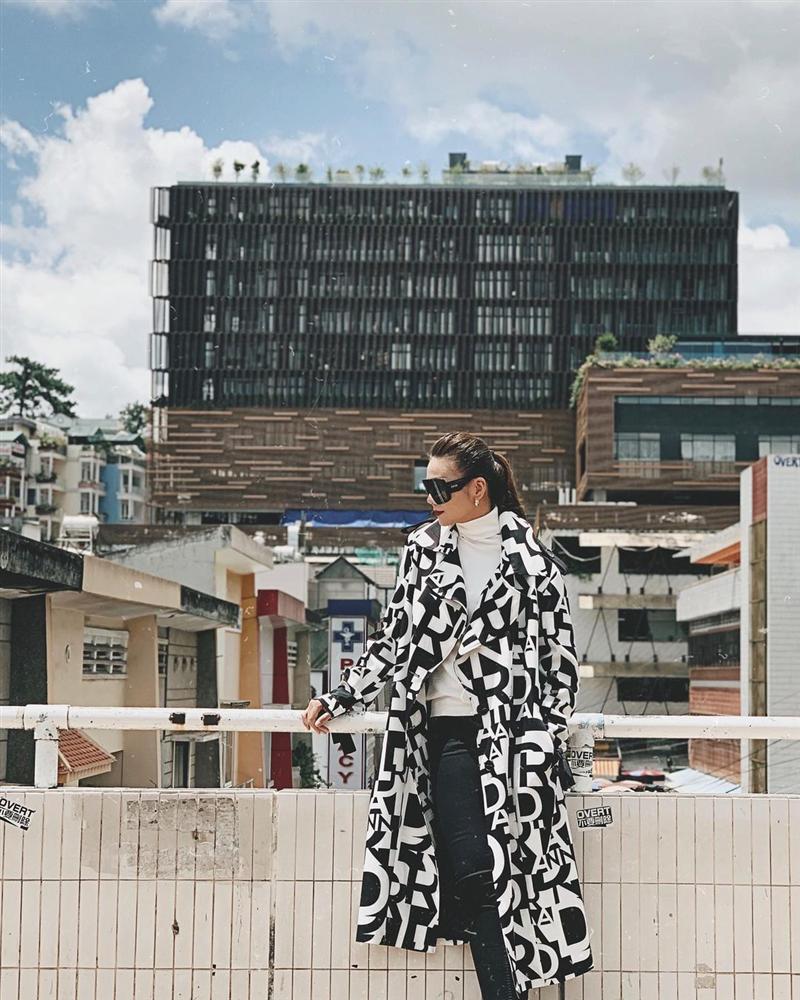 4 kiểu quần được sao Vbiz diện với áo khoác dáng dài để trông cao thêm ít nhất 5 phân chứ không bị lùn một mẩu-9