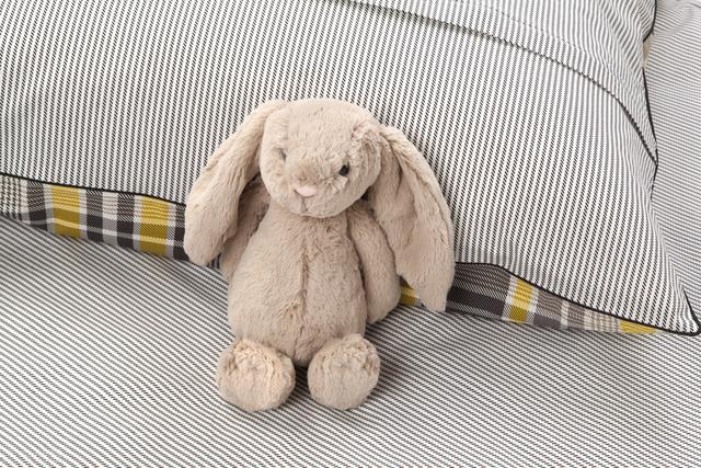 Dù giường có to cỡ nào cũng cố gắng đừng để 4 thứ này ở đầu giường, nhất là vật số 2-4