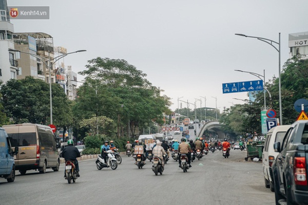 Chùm ảnh: Không khí lạnh rất mạnh tràn về, người dân Hà Nội co ro trong áo phao và những cái ôm-1