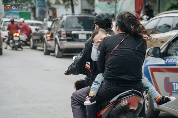 Chùm ảnh: Không khí lạnh rất mạnh tràn về, người dân Hà Nội co ro trong áo phao và những cái ôm-3