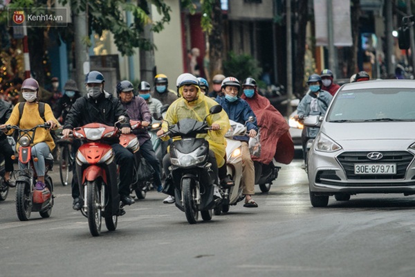 Chùm ảnh: Không khí lạnh rất mạnh tràn về, người dân Hà Nội co ro trong áo phao và những cái ôm-5