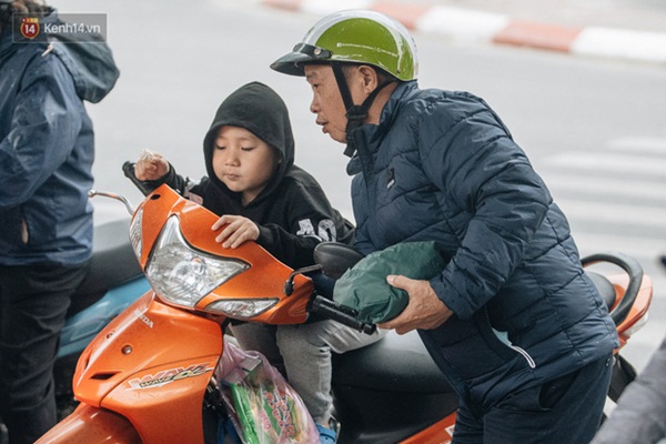 Chùm ảnh: Không khí lạnh rất mạnh tràn về, người dân Hà Nội co ro trong áo phao và những cái ôm-6