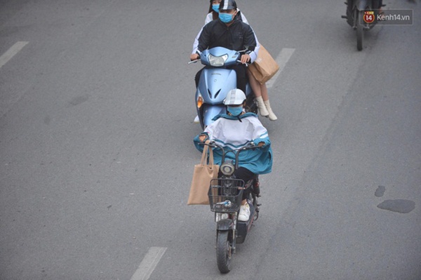 Chùm ảnh: Không khí lạnh rất mạnh tràn về, người dân Hà Nội co ro trong áo phao và những cái ôm-12