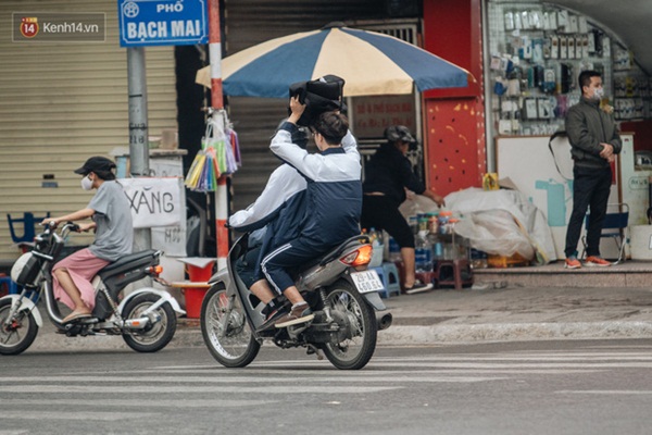 Chùm ảnh: Không khí lạnh rất mạnh tràn về, người dân Hà Nội co ro trong áo phao và những cái ôm-7