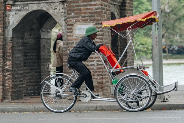 Chùm ảnh: Không khí lạnh rất mạnh tràn về, người dân Hà Nội co ro trong áo phao và những cái ôm-16