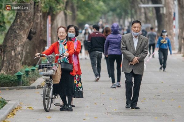 Chùm ảnh: Không khí lạnh rất mạnh tràn về, người dân Hà Nội co ro trong áo phao và những cái ôm-17