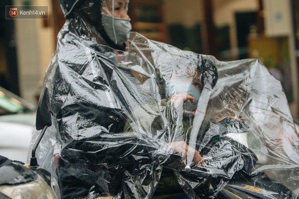 Chùm ảnh: Không khí lạnh rất mạnh tràn về, người dân Hà Nội co ro trong áo phao và những cái ôm-19