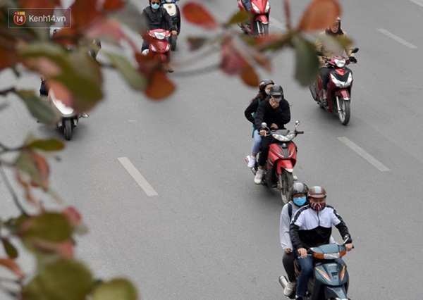 Chùm ảnh: Không khí lạnh rất mạnh tràn về, người dân Hà Nội co ro trong áo phao và những cái ôm-21