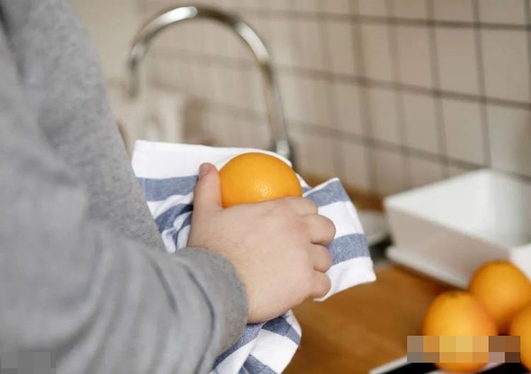 7 thói quen tưởng chừng rất sạch sẽ&nbsp;nhưng lại tiềm ẩn nguy cơ gây hại cho sức khỏe, dùng lồng bàn đậy thức ăn và gấp chăn bông ngay sau khi vừa thức dậy lọt top-4