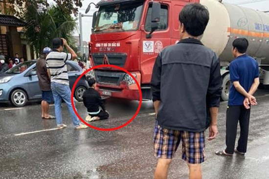 Hình ảnh chồng quỳ gối, thất thần bên thi thể vợ bị xe đầu kéo cán tử vong khiến bao người xót xa