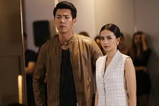 Chồng về bất ngờ lúc 12h đêm thấy vợ đang oằn mình lau dọn 3 tầng nhà, ngay lập tức anh có hành động 