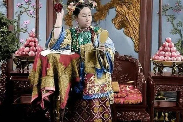 Vô tình nhìn thấy mặt mộc của Từ Hi Thái hậu, thái giám, cung nữ chịu chung số phận bi ai-3