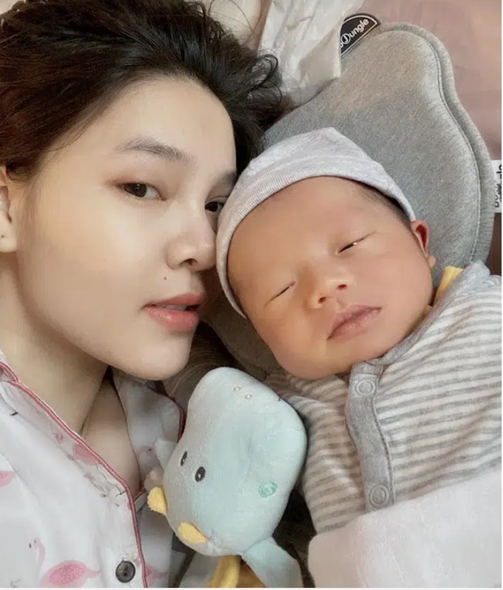 Mẹ suốt ngày trông em mới sinh, con trai Mạc Hồng Quân nói 1 câu khiến nhiều người thốt lên: Thương không chịu được!-2