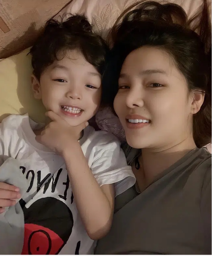 Mẹ suốt ngày trông em mới sinh, con trai Mạc Hồng Quân nói 1 câu khiến nhiều người thốt lên: Thương không chịu được!-3