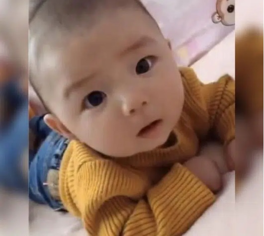 Em bé sinh ra mặt thâm tím, đen nhẻm khiến mẹ thất vọng tràn trề nhưng mấy tháng sau đã có cú lột xác ngoạn mục-3