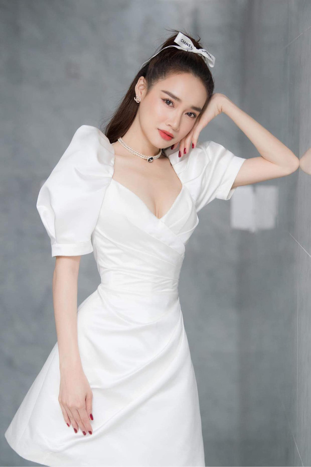 Nhã Phương đầu 3 vẫn chuộng đeo nơ xì tin: Lúc xinh như gái đôi mươi, lúc lại quá sến sẩm-1