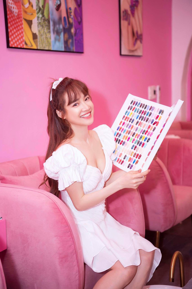 Nhã Phương đầu 3 vẫn chuộng đeo nơ xì tin: Lúc xinh như gái đôi mươi, lúc lại quá sến sẩm-3