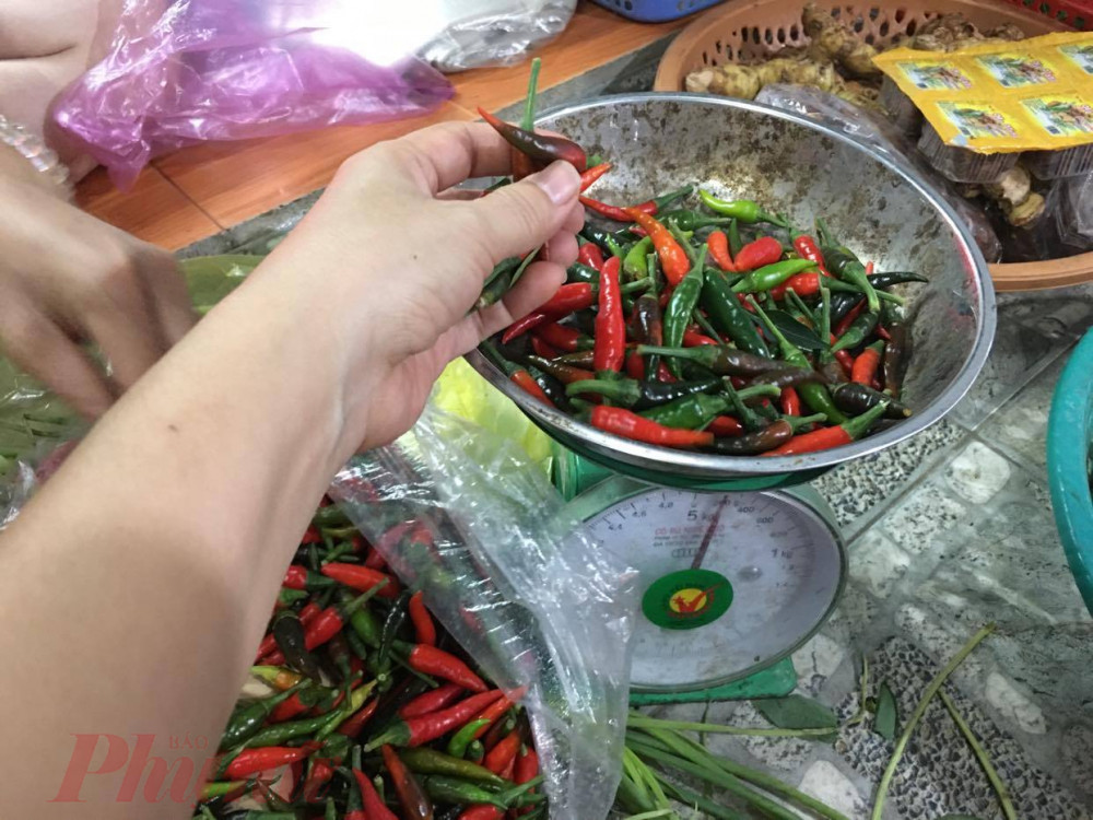 Giá ớt tăng kỷ lục, tiểu thương chẳng buồn bán lẻ-1