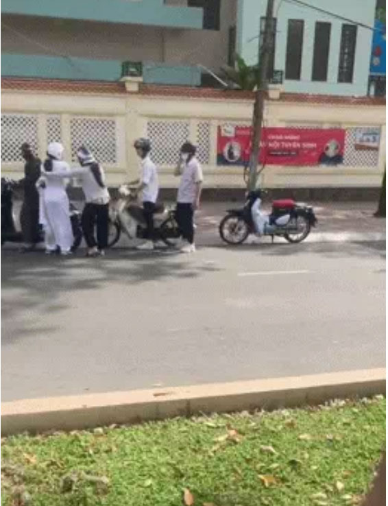 Thấy con gái được bạn nam đèo đi học, vị phụ huynh bất ngờ đỗ xe trước mặt, hành động sau đó khiến nhiều người khó hiểu-1